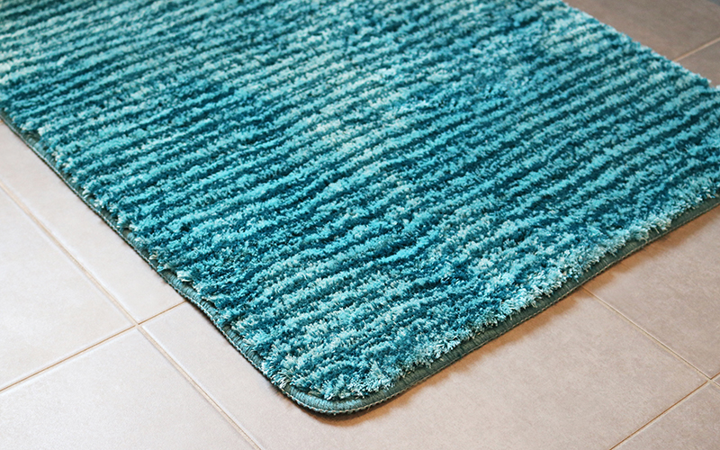 blå matta för badrum