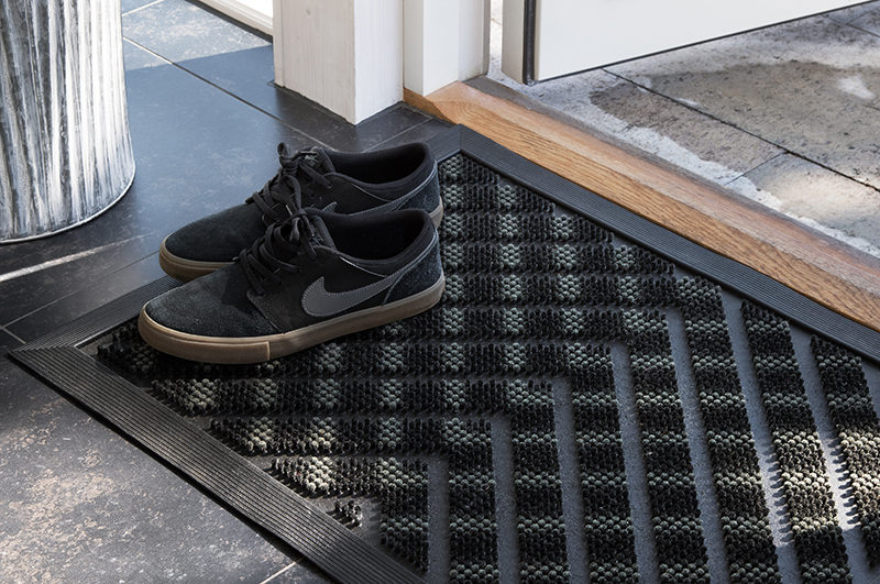 Entrématta med ett par skor ovanpå